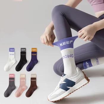 1 пара женских спортивных носков из высококачественного чесаного хлопка; противоскользящие носки для фитнеса и йоги; Средние носки для женщин в пол