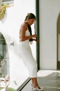 Женское летнее сексуальное однотонное длинное облегающее платье белого цвета без рукавов с открытой спиной на завязках