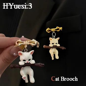 Милый 3D Кот, держащий брошь в виде ветки, креативные булавки для лацканов в виде животных из смолы для украшения сумок, Рождественские подарки для детей