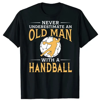 Никогда не стоит недооценивать старика, который любит играть в гандбол, футболку, уличную одежду, подарок на день рождения, спортивные футболки с коротким рукавом
