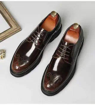 Новые мужские туфли на высокой подошве, деловые остроносые туфли на среднем каблуке с резьбой в виде воловьей кожи, со шнуровкой, официальные мужские туфли с цветной полировкой,